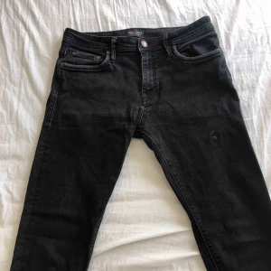 - Svarta jeans från jack and Jones i slimfit