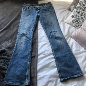  - Blåa jeans i bootcut modell med låg midja från Lee, slitningar på botten av båda benen (se bild) men annars bra skick. Strl W29 L33 men skulle säga att den passar lite mindre storlekar i midjan❤️ köparen står för frakt👖