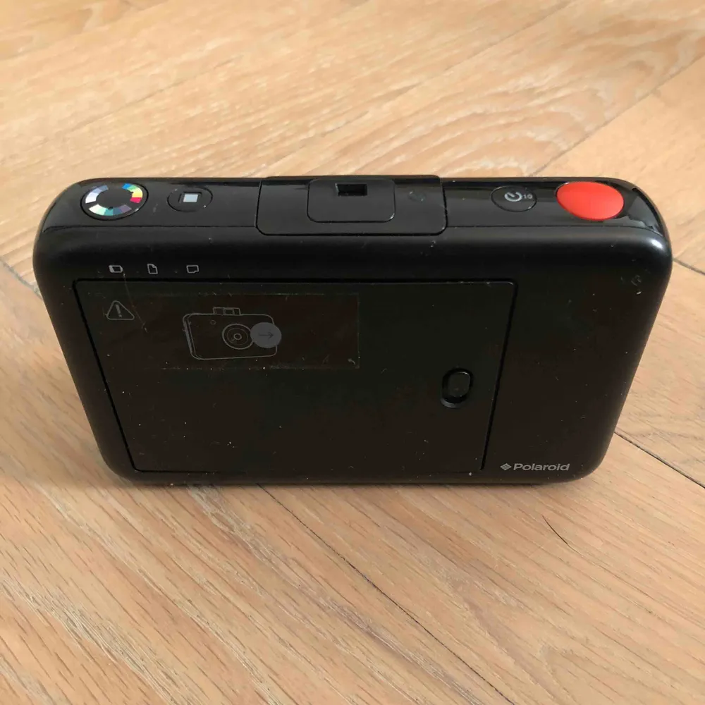 Polaroid mini kamera,med film i. Helt funktionell. Köpt för några år sedan vilket är därför lågt pris, säljer för att jag ej använder längre. Meddela vid ytterligare frågor. Just nu har jag många som är intresserade, säljer till högsta bud.. Övrigt.