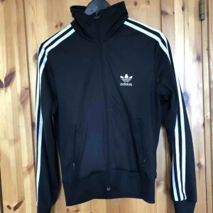  - Adidas hoodie utan luva, fint skick. köparen står för frakten.