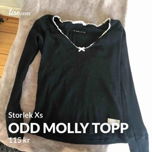 Odd Molly - Det är en super bra topp och så användbar. Funkar till blåa, vita, svarta byxor eller underdelar❤️❤️ frakten står ni för