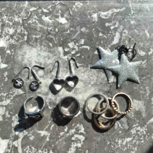  - Olika smycken! Örhängena är helt oanvända. Ringarna är måttligt använda och har forfarande fin färg. Den övre ringen på sista bilden har tappat lite färg på knutarna men inget märkbart. Priset skiljer sig så skicka för mer info. Frakt kan tillkomma. 