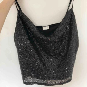  - Säljer detta skitsnygga svarta paljettlinne med draperad halsringning, använd endast en gång ✨ Säljer pga att den är alldeles för stor för mig! Köpt på Vila i Jkpg för 260kr och säljer den för 160kr, köparen står för frakten 💫☺️