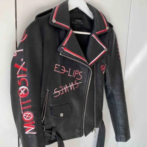  - Skithäftig skinnjacka från Zara. Använd typ 3 gånger, väldigt bra skick. Köpare står för frakt