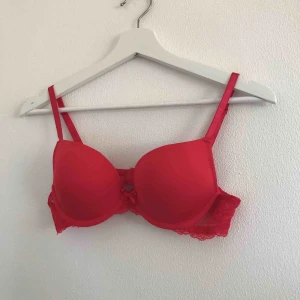  - Så så fin röd BH i storlek 75B. Använd kanske 1 gång så i nyskick! Eventuell frakt står köpare för💗⚡️