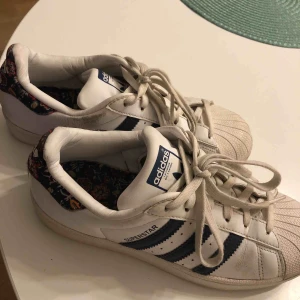  - Snygga äkta Adidas superstar i vit & blå/blommig modell. Storlek 37&1/3. Budgivning och om ni är intresserade skriv på dm eller kommentera!