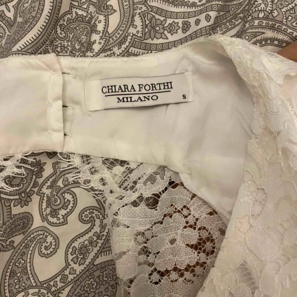 Klänning i storlek Small köpt från Bubbelroom märket är Chiara Forthi och säljs pga kommer aldrig använda den igen.. Klänningar.