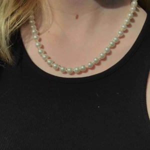  - Superfint pärlhalsband från Paris! Justerbar längd, aldrig använt. 