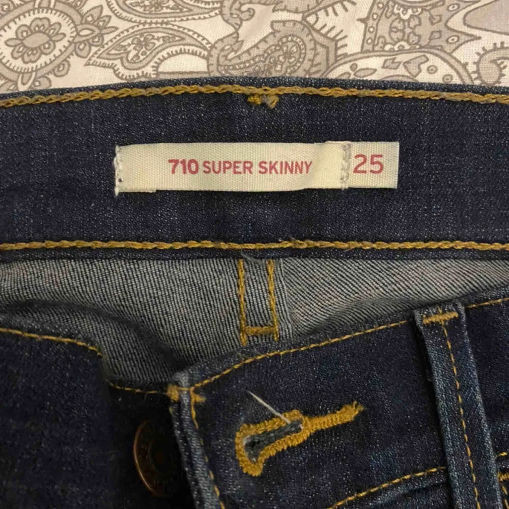 Säljer mina Levis jeans i storlek 25 då dom är för små för mig, Använd fåtal gånger (nyskick) nypris 999kr. Jeans & Byxor.