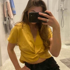  - Gul topp från Zara. Fint skick! Frakt 63 kr.