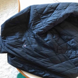  - Säljer min marinblåaGant windcheaterjacka. Inköpt för något år sedan för 1000kr, men har mest hängt i min garderob. Perfekt för denna årstiden med lite gott vårväder. Är i XL men passar lätt på en L eller tillochmed en mindre L/ större Medium. 