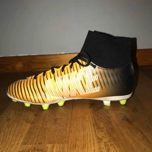  - Detta är ett par fotbollsskor från Nike, som jag har använt under en kortare tid. Jätte fina och är i bra skick. Använder ej längre pga att jag slutat på fotboll 😊