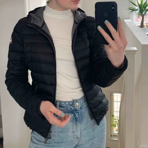 Colmarjacka - Nypris 3500kr. Köpte jackan när jag hade storlek34 och är nu storlek38 och kan fortfarande ha den. så skulle säga att den passar XS/S, 34,36 o 38 (om man inte har jättetjock hoodie). Mycket bra skick, jätteskön, tunn men håller ändå värmen bra, stretchig.