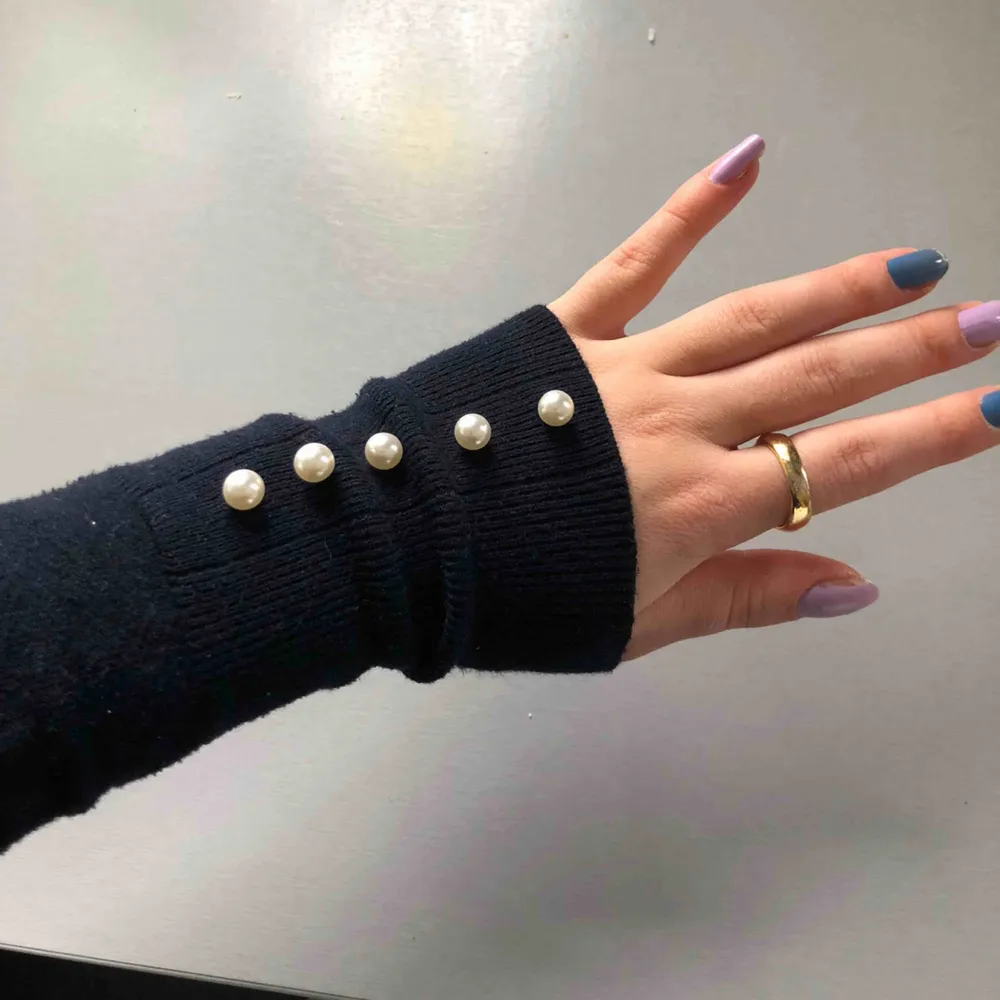 Superstretshig skön polotröja ifrån Zara med fina detaljer på armarna! Den är marinblå men väldigt mörkt så kan se svart ut i vissa ljus, supersnygg😍. Tröjor & Koftor.