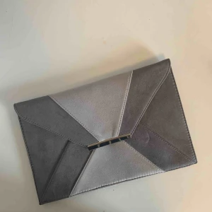  - Säljer en jättefin clutch från Dorothy perkins med prislapp kvar! Måtten på den är 30 gånger 20 cm! Prislapp kvar, jättefint skick! Tillkommer även frakt på 44kr