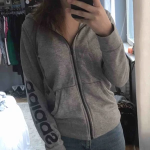  - grå Adidas tjocktröja i storlek M. 200kr inklusive frakt! 