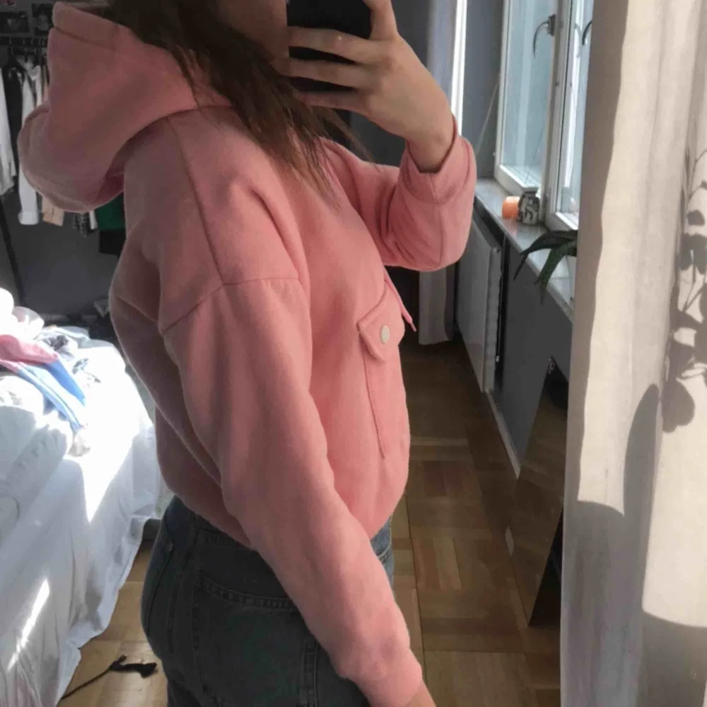 Rosa hoodie storlek XS. 150 kr inklusive frakt🌸 köpt i Paris. Hoodies.