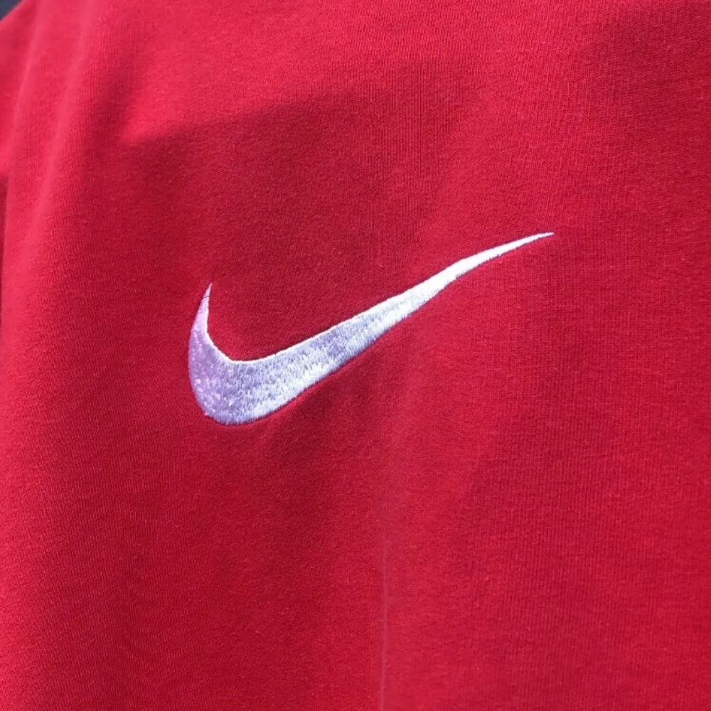 Röd sweatshirt från Nike i storlek XS💓 tyvärr är lappen borta så kan inte garantera att den är 100% äkta men jag ser ingen annan anledning till att den inte skulle vara det🥰 frakt ingår ej✨ budgivning pågår, högsta budet är 340 kronor☺️ minsta höjning är 15 kronor, skriv privat eller i kommentarerna. Tröjor & Koftor.