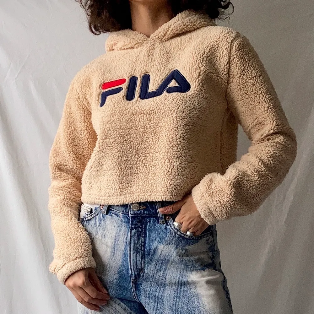 🌊 SUPER FLUFFY CROPPED CREAM/BEIGE TEDDY BEAR HOODIE FROM FILA.  • SIZE - EU 34 / XS (fits S too) • BRAND - Fila • MATERIAL -   MY MEASUREMENTS • Height 161cm / 5'3