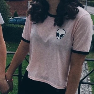 Rosa T-shirt  - Använd få gånger, lite genomskinlig men så fin!!