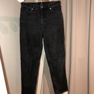 Svarta jeans - Ett par svarta jeans från Monki i modellen ”Taiki high waist balloon leg”. Storlek 28 vilket motsvarar S-M. Köparen står för frakten.