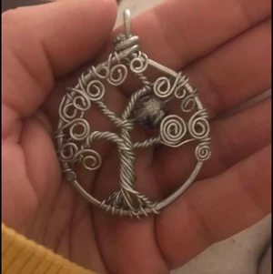 Hängsmycke - "Livets träd" Järntråd och glaspärla