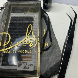 Frans ” kit”  - Säljer detta Frans ” kit ” ( singelfransar D-böj , lim & pincett) då det ej kommer till användning längre. Fransarna är köpta från bellestore, limmet är från ardell och Pincetten är från fyndiq. Säljer för 250kr + frakt orginal pris ligger runt 320kr 🥰