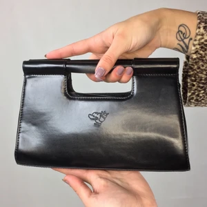 Mini Purse - Väska med en anka på framsidan. Okänt märke. Superskick! Svarta handtaget har två träpinnar inuti som syns när man vänder upp och ner på väskan. Ingen retur eller refund. Höjd (öppning och ner) 10cm, Höjd (handtag och ner) 14.5cm och bredd 22cm. SafePay knappen är aktiverad så det går att köpa direkt utan att behöva meddela! Tar annars swish! Använder helst Safepay då det blir säkrare för båda (Safepay tar 10% av betalningen och spårbar frakt på 66kr är inräknad i priset) Om du lägger upp en Instagrambild på ditt köp så får du gärna tagga @thewearbones för att bli featured 🧚🏼🥂 (Skriv gärna om du har eventuella frågor!) 