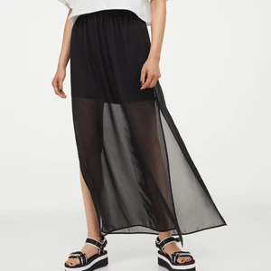 KJOL H&M - En lång kjol med slits nertill samt en mörkare underkjol. Nytt skick, aldrig använt. 