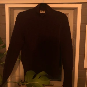 Baum Und Pferdgarten Stickat Sweater/Tröja  - En baum und pferdgarten stickad sweater i vinrött i väldigt bra skick. Storlek 36, skriv för mer info! 