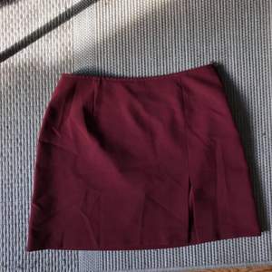 Min finaste kjol som blivit för liten 🥺 Fint skick med slits, inköpt secondhand. Står strl 40 men uppskattar till en 34!