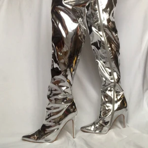 🌪silver stövlar🤍 - Ett par lår-höga silvriga/spegel ”färgade” stövlar med klack🤍 använda en gång så i riktigt bra skick🤍 dragkedja på insidan av benet🤍frakt ingår ej utan kostar 100🤍kan annars mötas upp i bromma/alvik🤍 skriv om det finns några frågor🤍