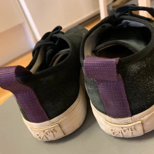 Eytys svart mocka storlek 38 - Eytys mother suede i svart mocka. Måttligt slitage som synes på bilder, men trots det finns alltid sin charm i Eytys. Storlek 38. Frakt 95kr med postnord ☺️