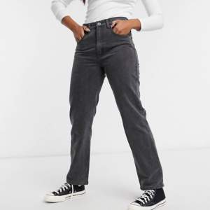 Grå raka jeans från zalando🥰Helt slutsålda. Köpa för ca 500 kr, superfint skick! Storlek 34 men är mer som en 36