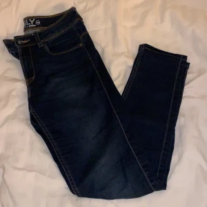 Jeans  - Blåa jeans i jätte stretchigt material, super sköna.💕