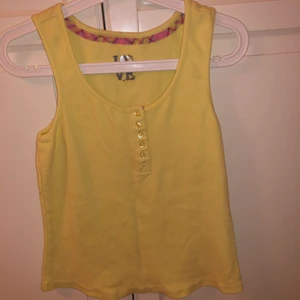 Gult linne - Fint gult linne. Aldrig använt. Storlek M. Kunden står för frakten 💗