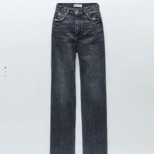 Populära jeansen från zara - Jeansen 90’s full length i stl 40 helt oanvända med lapp kvar, nypris : 400. Köparen står för frakt🥰