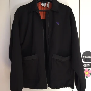 Jacka adidas - Mörkblå, i princip oanvänd jacka från adidas köpt på hollywood.se för 799! 