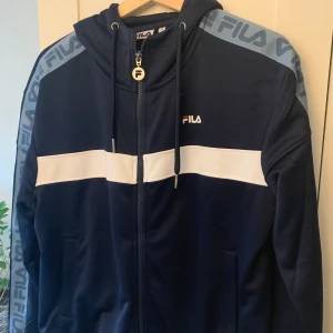 Fila tröja - Snygg fila tröja med dragkedja. Väldigt bra skick! Skulle passa xs,s,m beroende på hur man vill att den ska sitta✨ Nypris: 530kr