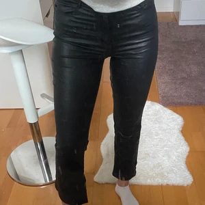 Svarta Skinbootcut byxor  - Superfina svarta skinnbyxor med bootbut ifrån Vero Moda. Köpta för 499kr men säljer för endast 200kr+frakt . Sänkan även mötas upp i karlstad❣️ Storlek S