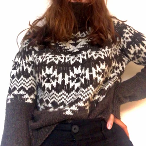 Stickad tröja  - sååå mysig vintertröja i brunt och vitt med polokrage som värmer ordentligt!! i hur bra skick som helst, även om den är använd ❤️ storlek S men passar M också. får tyvärr ingen användning för den längre och tycker definitivt att den borde användas!!!! 150kr + frakt! kan diskutera pris vid snabb affär 🥰 