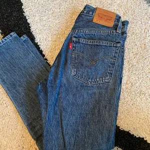 Superfina levi’s 501 Skinny som tyvärr har blivit för små för mig⭐️ stl 24 i en croppad modell, sitter perfekt på mig som är 164.       Möts i Stockholm eller eller skickas, köpare står då för frakt🌻