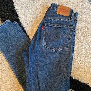 Levi’s 501 Skinny - Superfina levi’s 501 Skinny som tyvärr har blivit för små för mig⭐️ stl 24 i en croppad modell, sitter perfekt på mig som är 164.       Möts i Stockholm eller eller skickas, köpare står då för frakt🌻