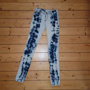 Tiedye jeans - Trendiga tiedye jeans. Vita och blåa. Slimfit💙