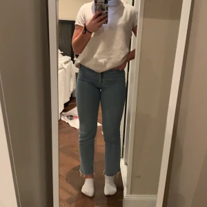 Blåa raka jeans  - fina jeans som inte riktigt kommit till användning . Säljer för 275kr inklusive frakt 😁 