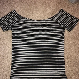 Randig tröja  - En randig tröja från Ginatricot. 