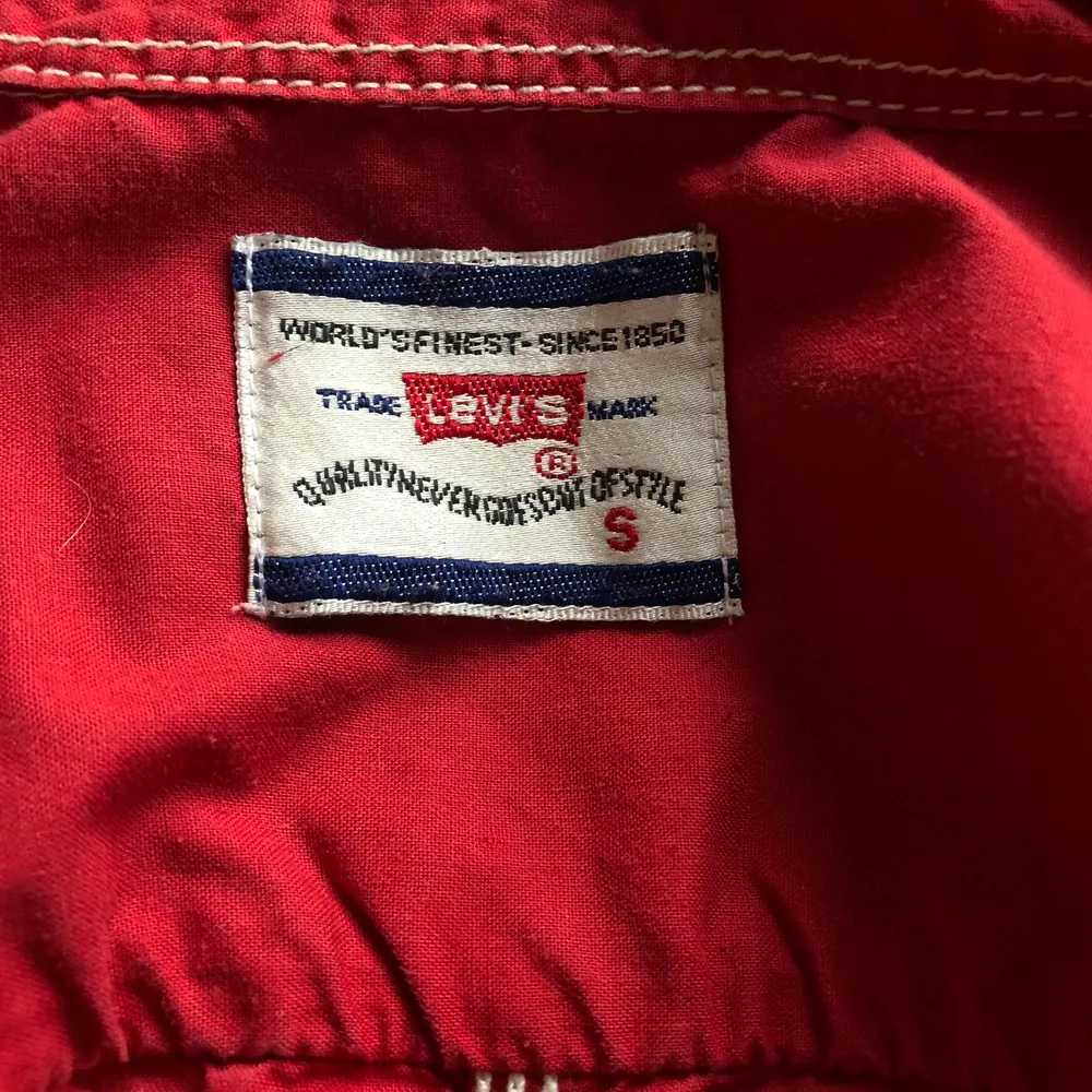 Röd vintageskjorta från Levis köpt av mig second hand. Väldigt bra skick och fint material! Jag har storlek XS/S och är 164cm lång. Frakt tillkommer. . Skjortor.