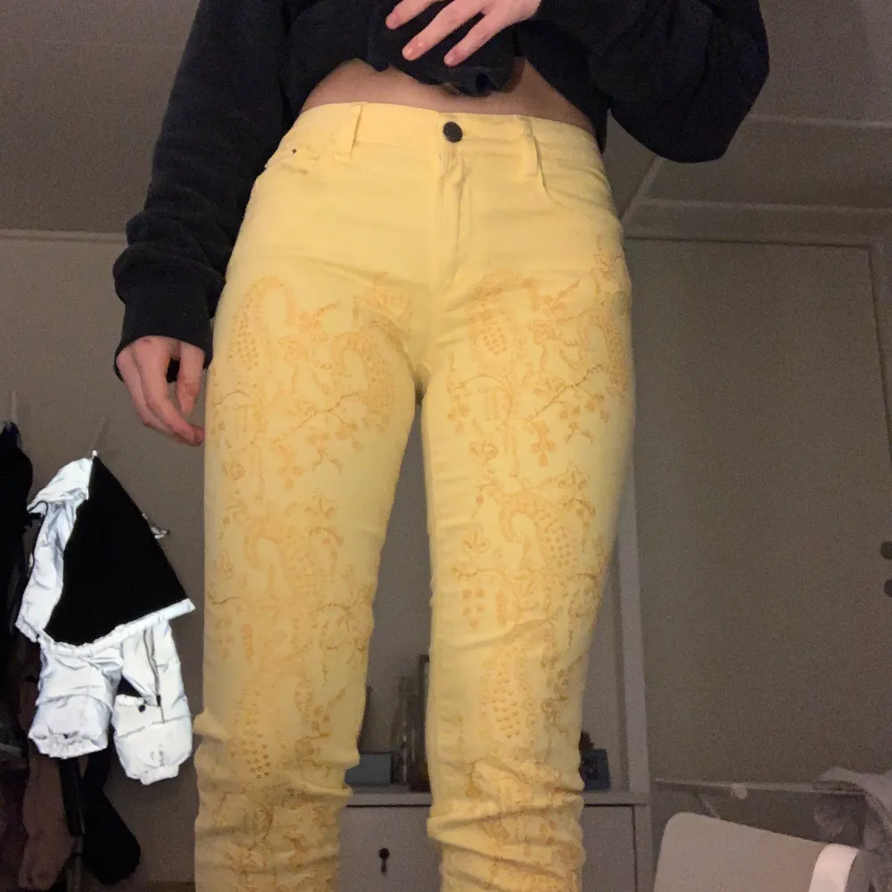Säljer ett par super coola, gula jeans med brodyr på framsidan från odd molly. Bild två visar färgen bättre än bild ett. Tvätt sker innan paketet skickas och köparen står för frakten. Hör gärna av dig om det finns några funderingar💕💕 (Fler bilder finns). Jeans & Byxor.