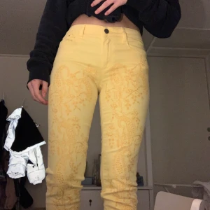 Odd Molly Jeans - Säljer ett par super coola, gula jeans med brodyr på framsidan från odd molly. Bild två visar färgen bättre än bild ett. Tvätt sker innan paketet skickas och köparen står för frakten. Hör gärna av dig om det finns några funderingar💕💕 (Fler bilder finns)