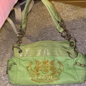 Vintage Juicy couture väska grön - Superfin stor vintage juicy väska Köpt för 800kr i australien. Den är stor med två stora fack men kommer tyvärr inte till användning. Lite slitage på det gröna där fram och en av ringarna på dragkedjan har ramlat av men man kan frf stänga väskan helt✨<2 kan även skicka fler bilder. Pga många intressen så är det först till kvar